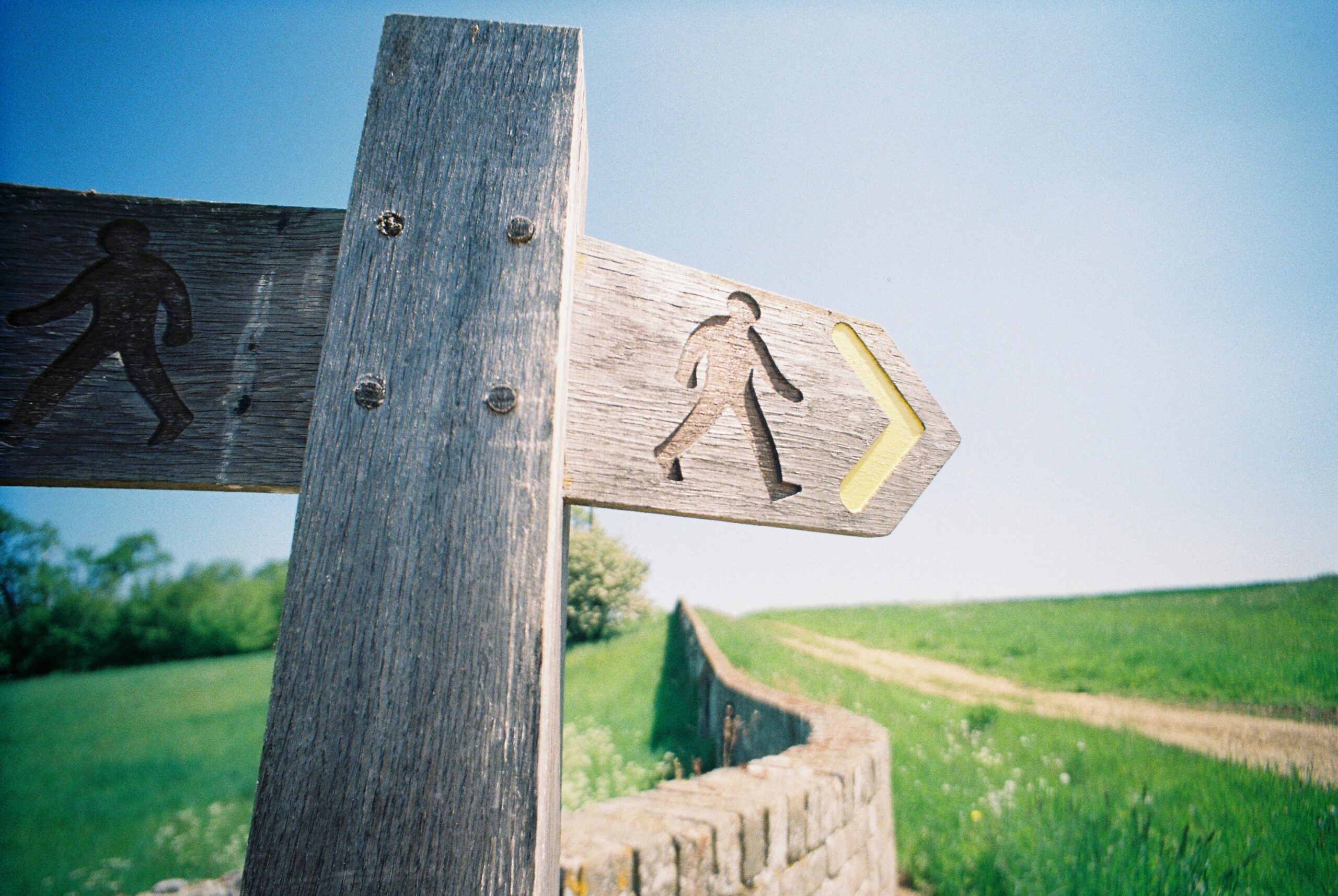 nick-page-MDeevV3gSAI-unsplash footpath signpost in countryside